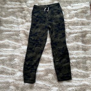 GAP camo sweat pants in Kids XXL but fit a womens small.
